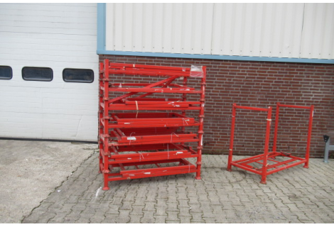 Stapelbokken, demontabele constructie. Gebruikt.